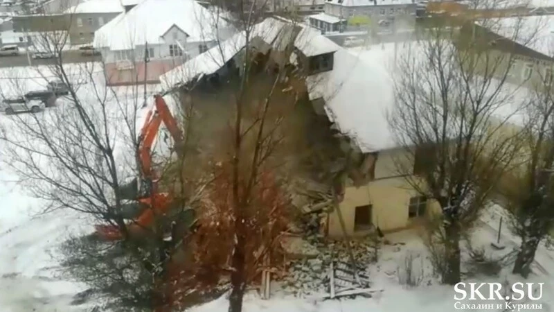 В Южно-Сахалинске в разгар метели ломают двухэтажный дом