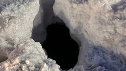 «Умолял о помощи и кричал»: в Невельске школьник едва не сорвался в скрытый под снегом провал