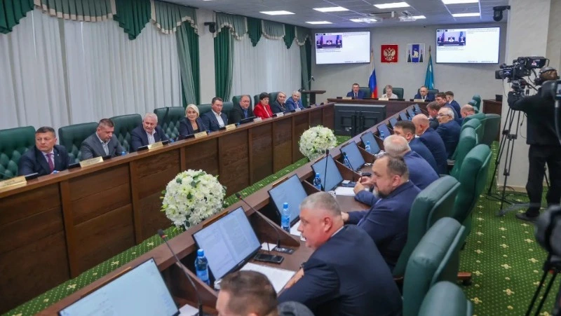 Бензин подешевел в двух городах Сахалина на 20 рублей