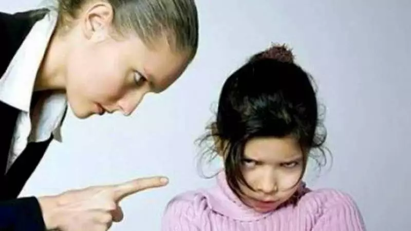 Сахалинская учительница, которая унизила ученицу из-за одежды, уволилась из школы