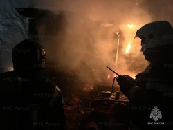 Пожарные потушили крышу хозпостройки в Смирныховском районе