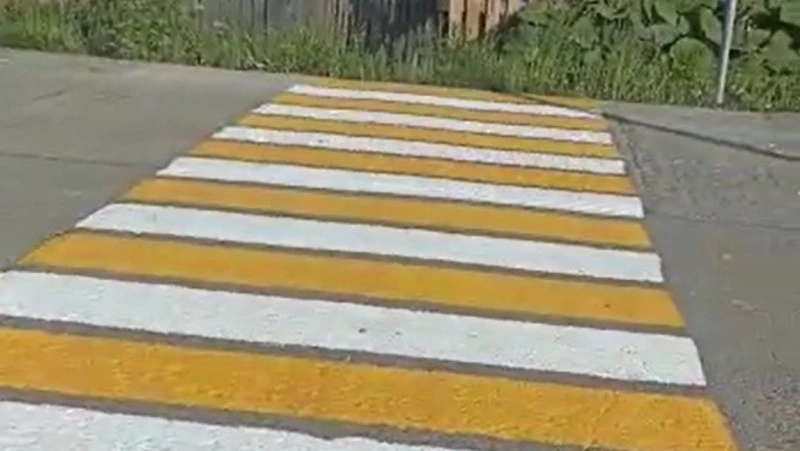 «Край кретинизма»: на Сахалине нашли самый бесполезный пешеходный переход