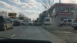 Скорая помощь приехала к месту ДТП возле автосервиса в Южно-Сахалинске