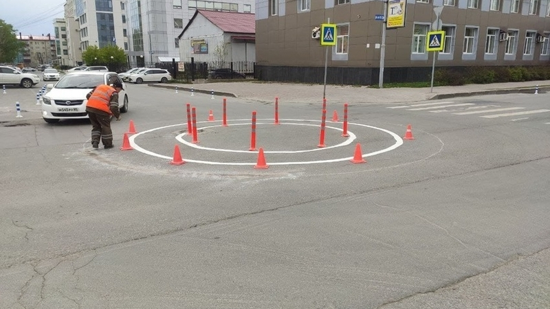Водителям придется привыкнуть к новым дорожным кольцам на улице Сахалинской