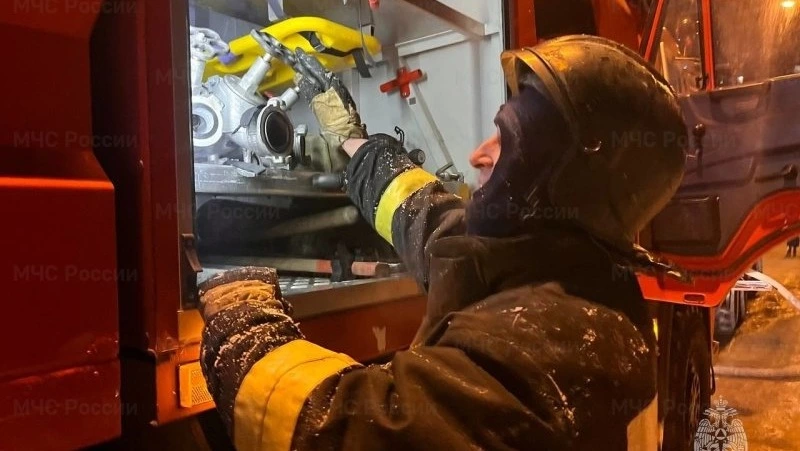 Пожарные потушили крышу бани в Анивском районе ночью 22 марта