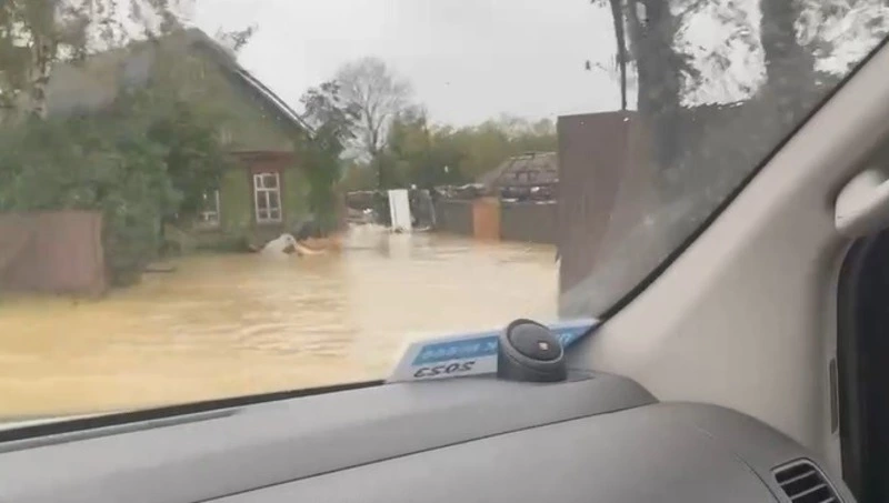 Очевидец показал затопленные дома на севере Южно-Сахалинска