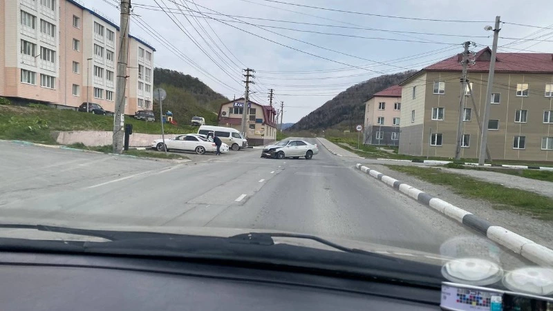 Лихач на «Марке» врезался в столб в Невельске