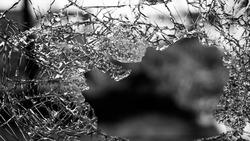 Раз не открыла дверь: житель Холмска разбил окно бывшей подруги