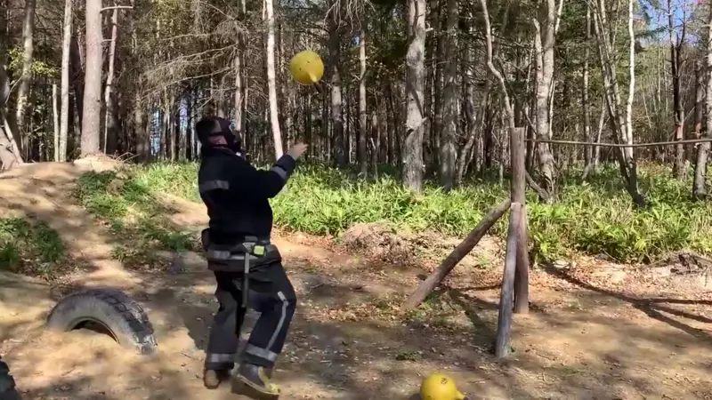 Сахалинский спасатель в противогазе показал мастерство жонглирования гирями