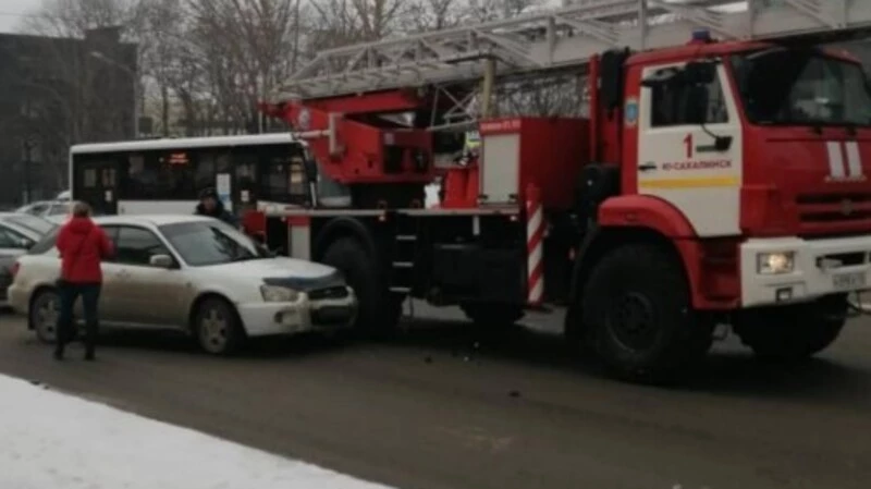 На Сахалине уже вторая пожарная машина за день попала в ДТП