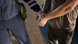 На Сахалине 21-летний водитель выбросил наркотики в окно при виде автоинспекторов