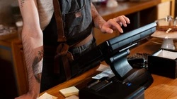 Парень украл из кассы бара 60 тысяч рублей ради ставок на спорт в Южно-Сахалинске