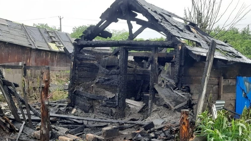 Фото сгоревшего 4 июля сарая в Поронайске опубликовали в УППС