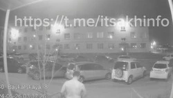 Голый мужчина исполнил танец на улице для жителей Дальнего 