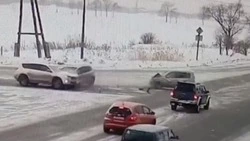 При столкновении двух машин пострадала еще и третья на перекрестке в Южно-Сахалинске