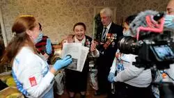 Сахалинских ветеранов навестили волонтеры Победы