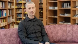 Выпускник программы «Герои Сахалина и Курил» Богатырев нашел новое призвание в областной библиотеке