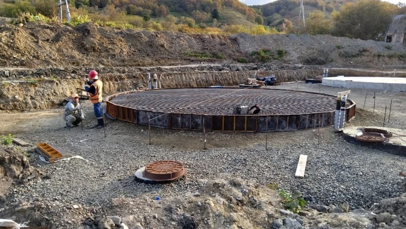 Монтаж резервуаров для новой станции водоочистки начали в Холмском районе