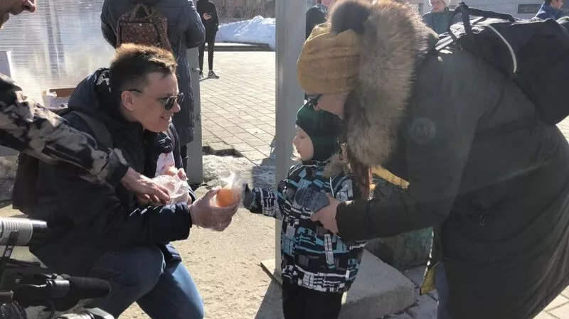 Хмурых сахалинцев с утра отвлекли от коронавируса и взбодрили апельсинами