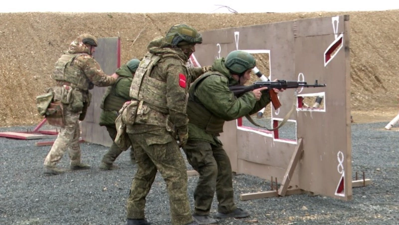 Островные военнослужащие отрабатывают штурм укреплений противника - Центр внимания 27.10.25