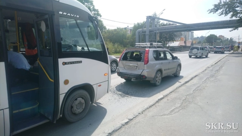 В Южно-Сахалинске маршрутный автобус врезался в иномарку