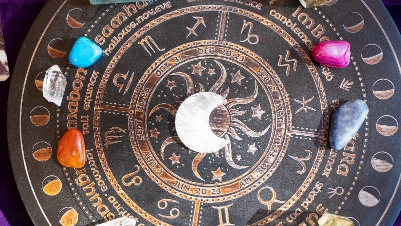 Гороскоп на 2 августа: у Скорпионов — перемены в личной жизни, у Рыб — трудности в общении