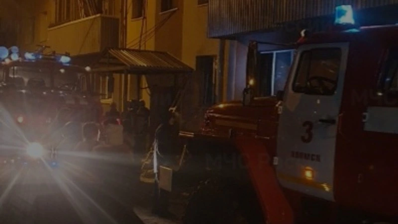 Пожарные эвакуировали человека из горящего дома в Холмске 5 декабря