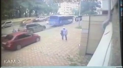 Водитель проехал по тротуару и едва не сбил пешеходов в Южно-Сахалинске