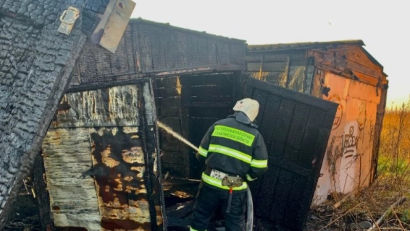 Пожарные потушили три полыхающих гаража в Курильске днем 31 октября 