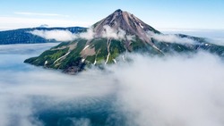 Туристы показали впечатляющие снимки вулкана Креницына на Курилах