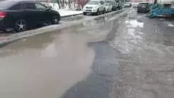 В Южно-Сахалинске обнаружили «вечную» лужу: стихийный «водоем» растянулся на десятки метров