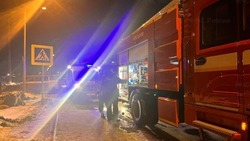 Больше 10 человек тушили загоревшийся автомобиль в Южно-Сахалинске