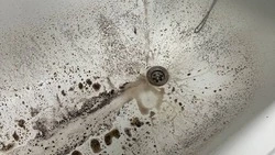 «Месяц не можем помыться»: жители Поронайска пожаловались на продолжительные проблемы с водой