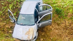 Человек пострадал после съезда Nissan Pulsar в овраг в Долинском районе