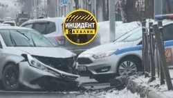 Водитель серой легковушки снес ограждение на перекрестке в Южно-Сахалинске 