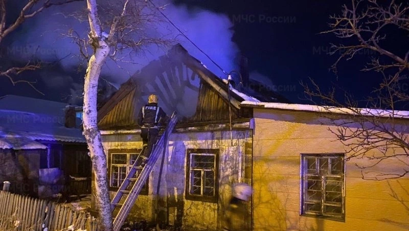 Шесть пожарных тушили частный дом в Смирных