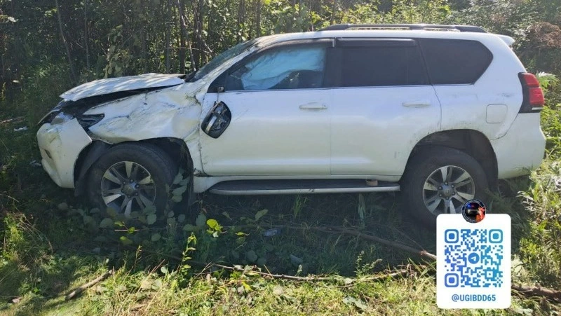 В Поронайском районе внедорожник съехал в кювет и опрокинулся