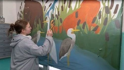 Школьники разрисовали пейзажами подъезд в одном из домов Ново-Александровска