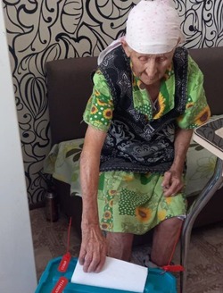 Старейшая жительница Поронайского района проголосовала на выборах президента РФ