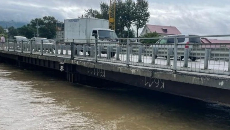 Спецтехника зацепила ограждение на мосту через Сусую