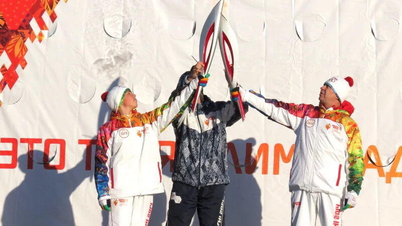 На площадь Ленина олимпийский огонь доставил Строганов