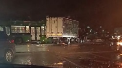 Пассажирский автобус попал в массовое ДТП в Южно-Сахалинске