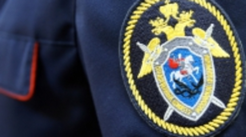 В Корсакове возле подъезда жилого дома нашли мертвого мужчину