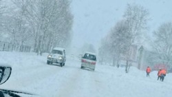 Сугробы по пояс: зима вернулась в Сахалинскую область   