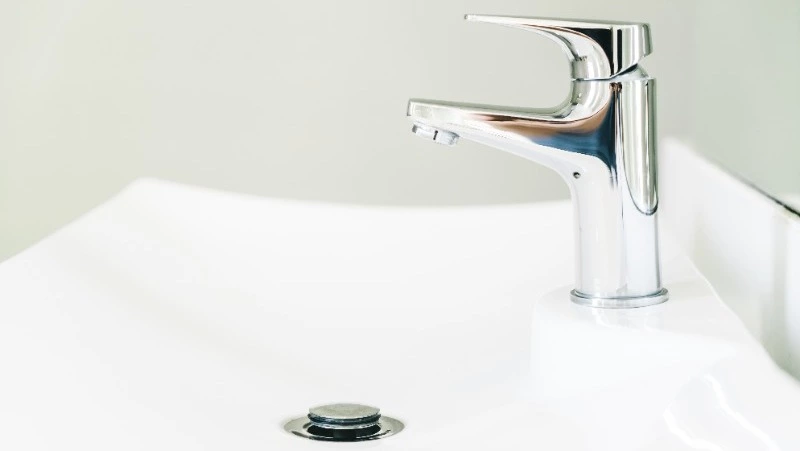 Воду внепланово отключили в Аниве из-за аварии на сетях утром 15 декабря