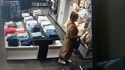 Женщину, которая украла сумку в брендовом магазине Южно-Сахалинска, ищет полиция