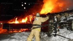 Больше часа десять пожарных тушили хозпостройку в Корсаковском районе 