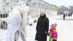 Сахалинский Дед Мороз спросил у детей на улице, что они хотят найти под елкой