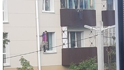 Сахалинец оторвал водосточную трубу, вылезая из окна жилого дома