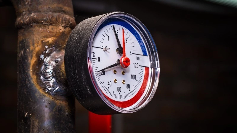 «РВК-Сахалин» подарил СахГУ ящик манометров 